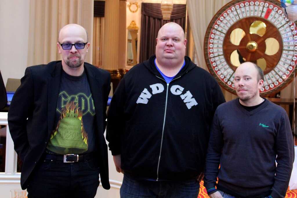 Rock Pokerin kärkikolmikko teki kaikkensa pidätelläkseen hymyä valokuvassa. Keskellä voittaja Jari Mähönen, vasemmalla toiseksi tullut Aki Pyysing ja oikealla kolmossijan napannut Peter Leino. Kuva: Veikkaus