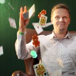 Pokeritubettaja Joni Liimatta esiintyy Ylen Perjantai-dokkarissa "PokeriJonesille morsian". Kuva: Harri Halonen/Yle